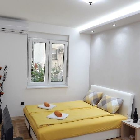 Sweet Yellow Apartment เบลเกรด ภายนอก รูปภาพ