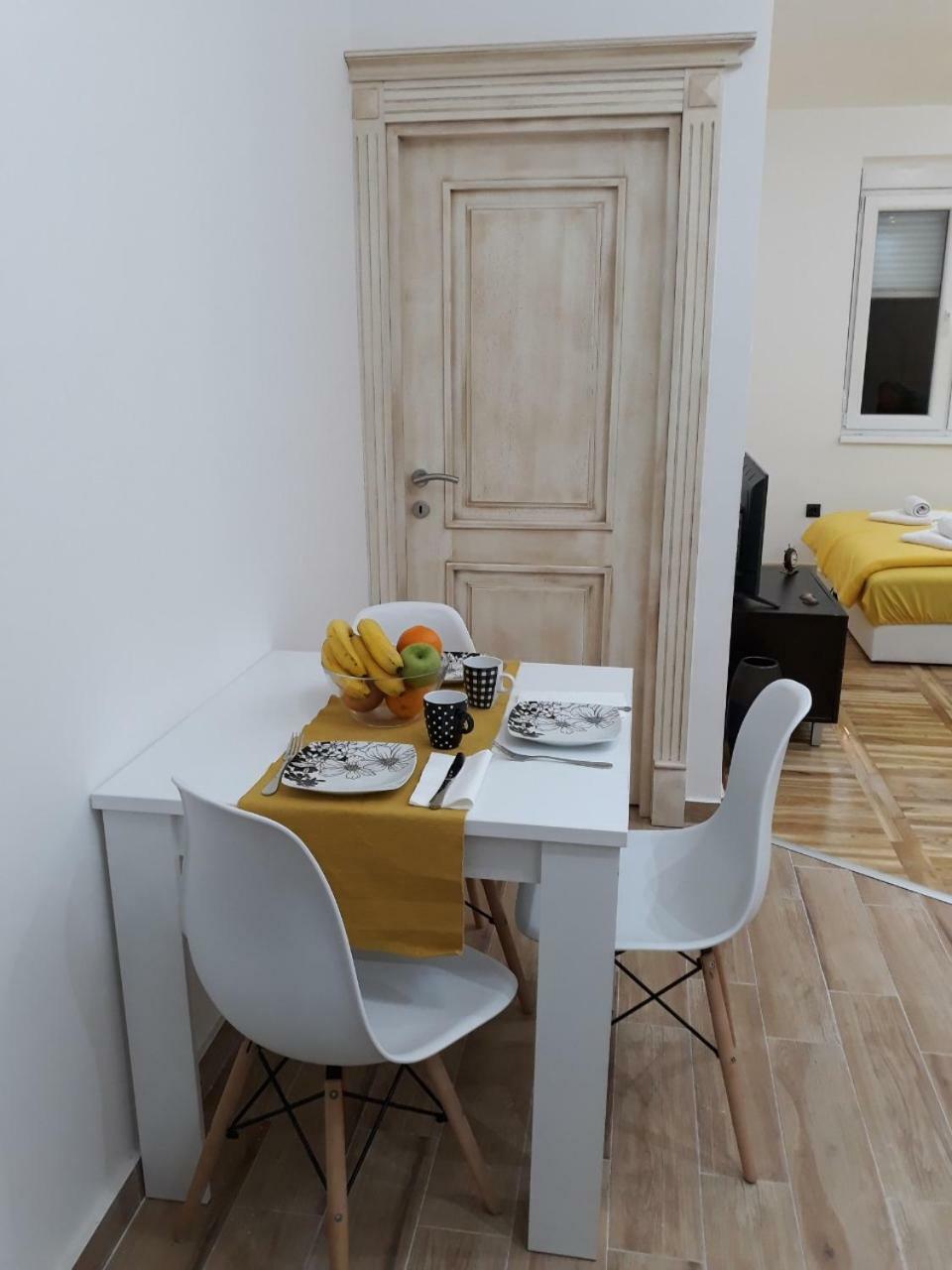 Sweet Yellow Apartment เบลเกรด ภายนอก รูปภาพ