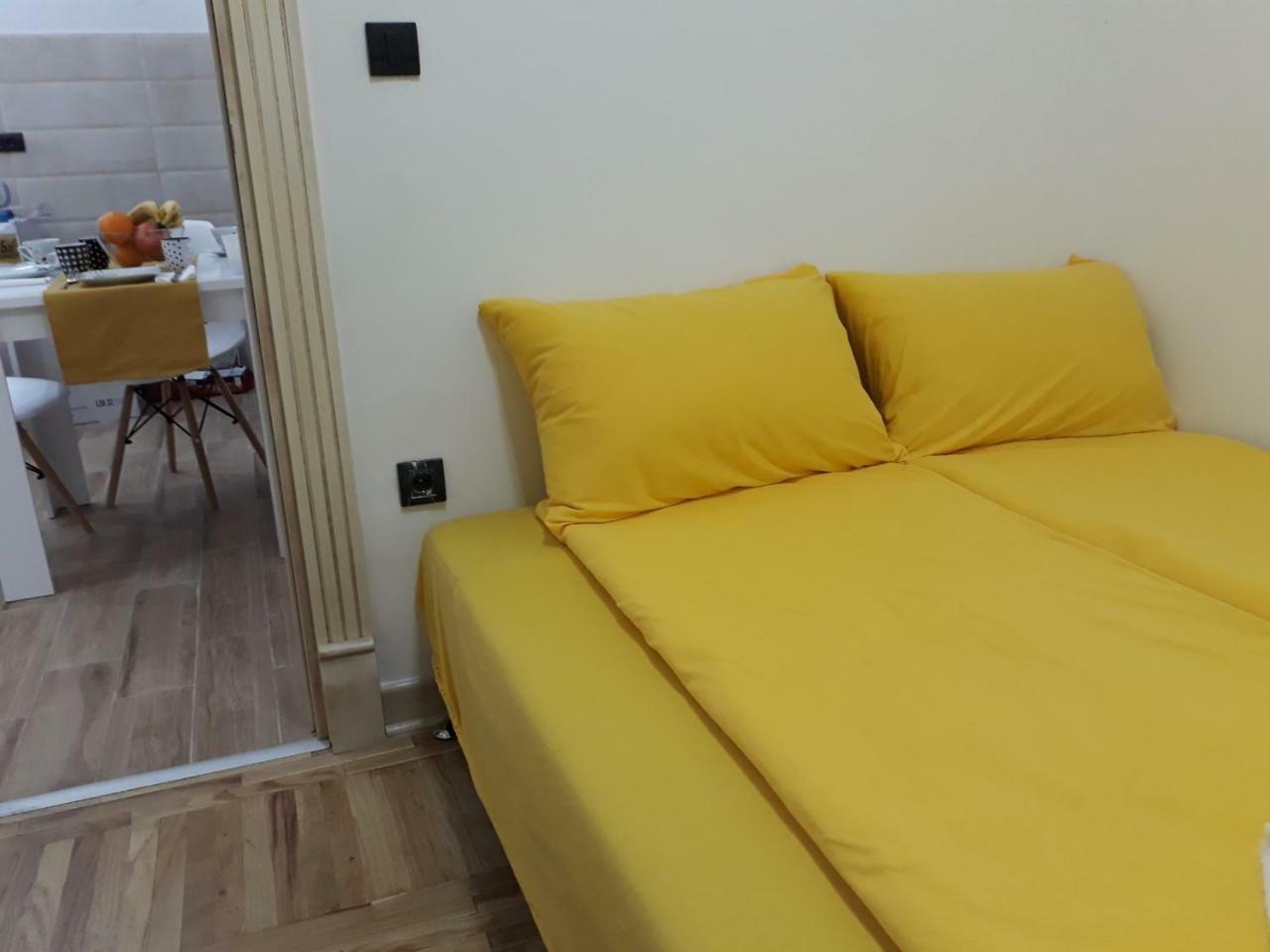 Sweet Yellow Apartment เบลเกรด ภายนอก รูปภาพ