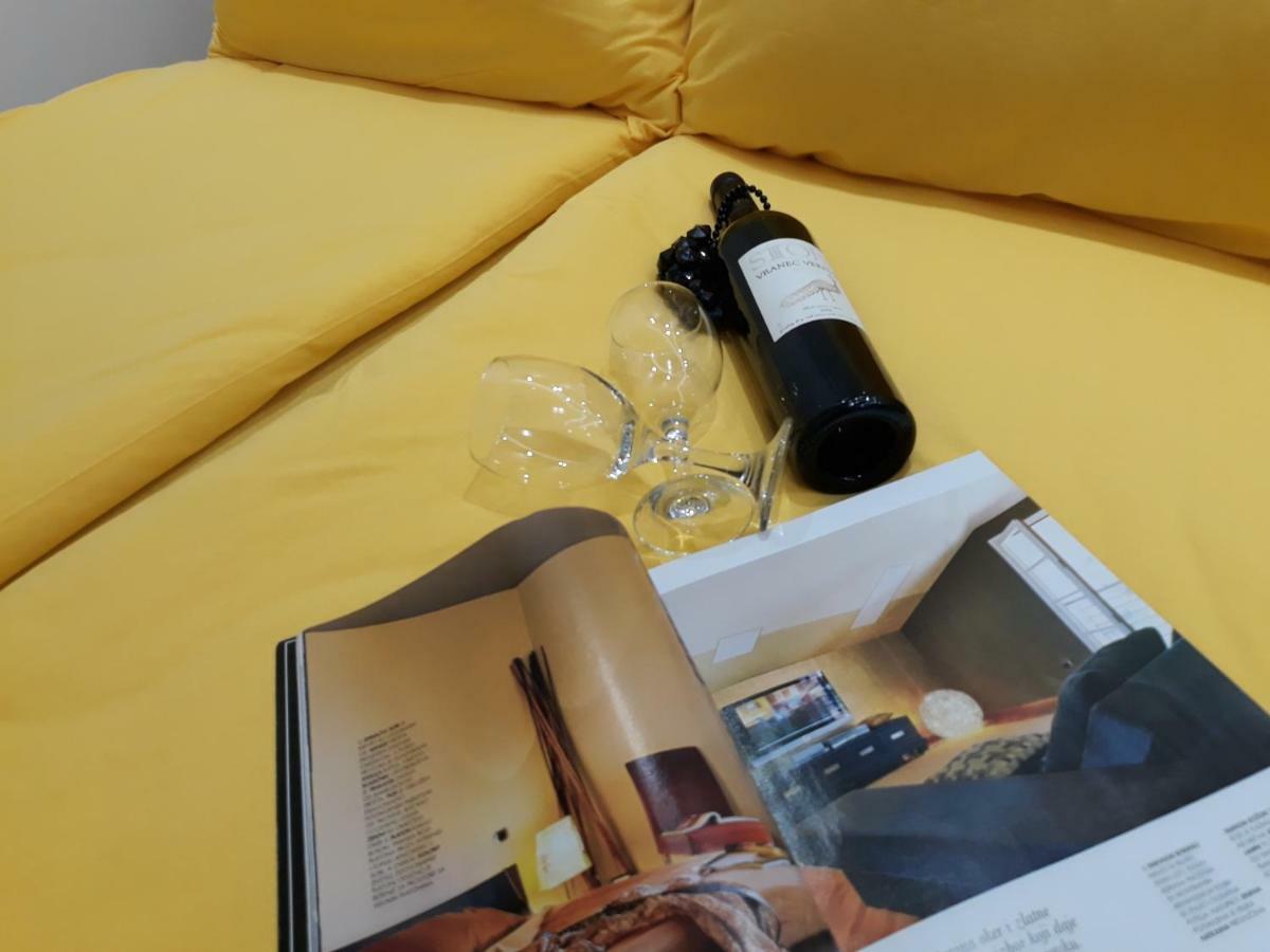Sweet Yellow Apartment เบลเกรด ภายนอก รูปภาพ