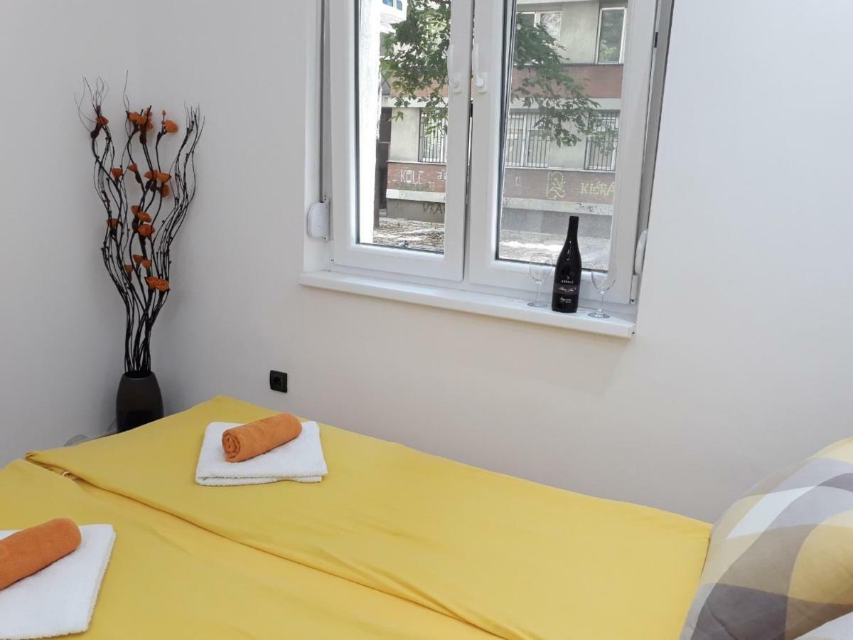 Sweet Yellow Apartment เบลเกรด ภายนอก รูปภาพ